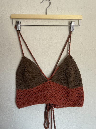 Πλεκτό crop top με δέσιμο στην πλάτη