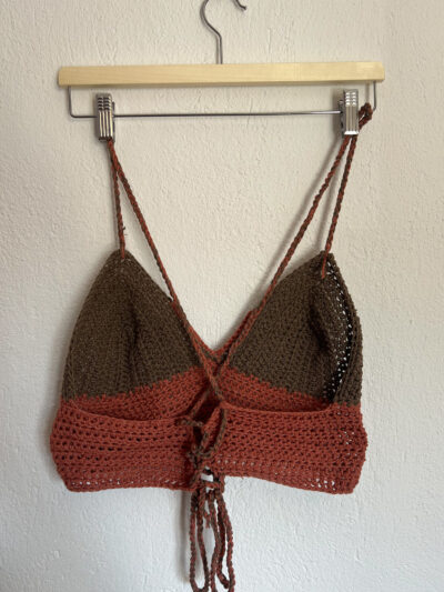 Πλεκτό crop top με δέσιμο στην πλάτη