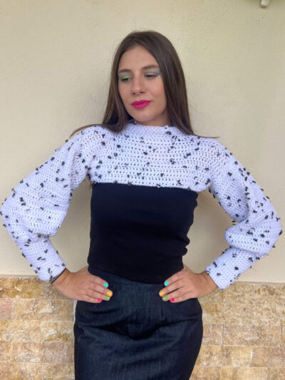 Πλεκτό μπλουζάκι χειροποίητο με μαύρες πιτσιλιές