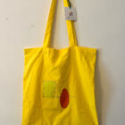 Υφασμάτινη tote bag σε φωτεινό κίτρινο χρώμα με σχέδιο καφέ φλιτζάνι προσθέτει μια παιχνιδιάρικη και ζωντανή πινελιά στις εμφανίσεις σας. Ευρύχωρη και ανθεκτική, είναι ιδανική για την βόλτα, τα ψώνια και την σχολή.