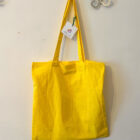 Υφασμάτινη tote bag σε φωτεινό κίτρινο χρώμα με σχέδιο καφέ φλιτζάνι προσθέτει μια παιχνιδιάρικη και ζωντανή πινελιά στις εμφανίσεις σας. Ευρύχωρη και ανθεκτική, είναι ιδανική για την βόλτα, τα ψώνια και την σχολή.