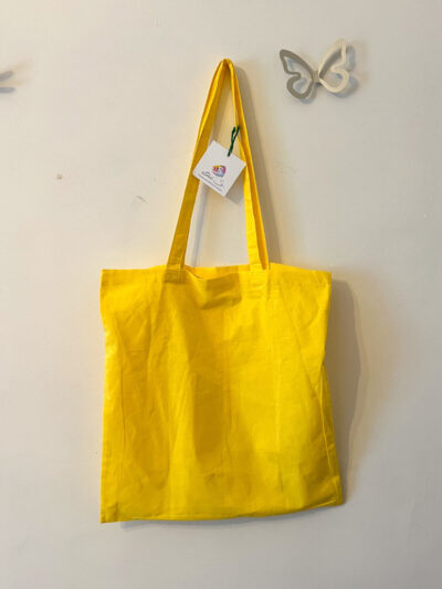 Υφασμάτινη tote bag σε φωτεινό κίτρινο χρώμα με σχέδιο καφέ φλιτζάνι προσθέτει μια παιχνιδιάρικη και ζωντανή πινελιά στις εμφανίσεις σας. Ευρύχωρη και ανθεκτική, είναι ιδανική για την βόλτα, τα ψώνια και την σχολή.