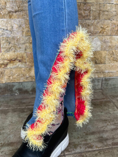 Τζιν με κίτρινες πλεκτές λεπτομέρειες