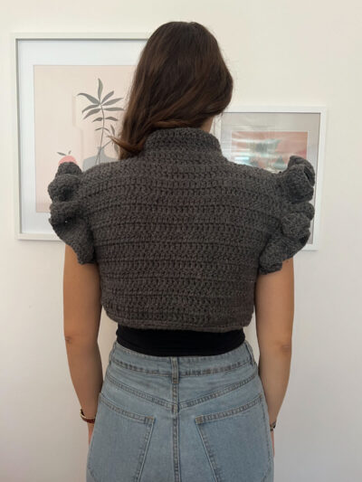 Χειροποίητο πλεκτό ζιβάγκο αμάνικο γρι με κυματιστά μανίκια