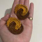 Πλεκτά χειροποίητα σκουλαρίκια καφέ μουσταρδί αλυσίδα